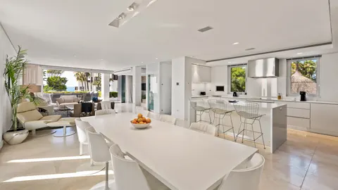 Contemporary Villa Sea View gym, sauna, jacuzzi, 4 bedrooms in Marbella photo for sale For Super Rich
