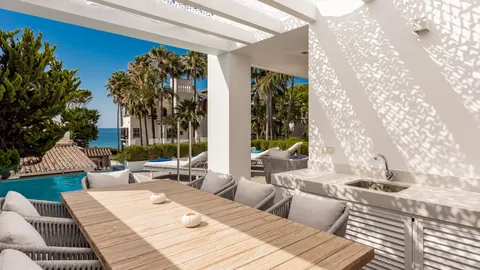 Contemporary Villa Sea View gym, sauna, jacuzzi, 4 bedrooms in Marbella search for sale For Super Rich