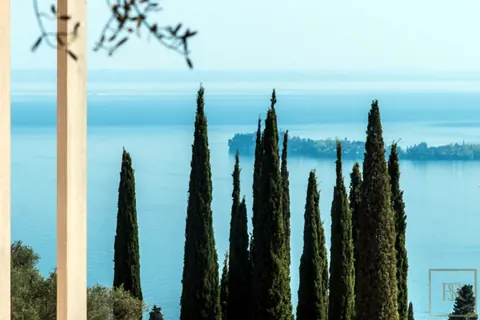 Luxury Villa 5-Stars Resort SPA & Wellness area, 4 bedrooms in Lake Garda available for sale For Super Rich