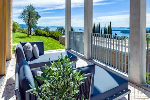 Luxury Villa 5-Stars Resort SPA & Wellness area, 4 bedrooms in Lake Garda buy for sale For Super Rich