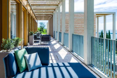 Luxury Villa 5-Stars Resort SPA & Wellness area, 4 bedrooms in Lake Garda best for sale For Super Rich