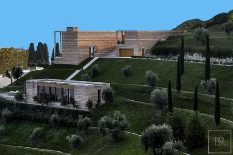 Architectural Villa Awarded ArchiStar private SPA, Fitness & sauna, 4 bedrooms in Lake Garda image for sale For Super Rich