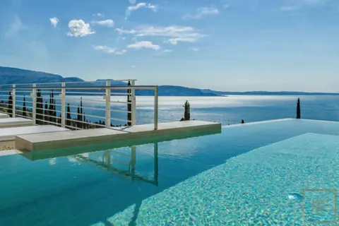 High-end Villa 5-Stars Resort unique views of Gardone Riviera town, 4 bedrooms in Lake Garda Used for sale For Super Rich