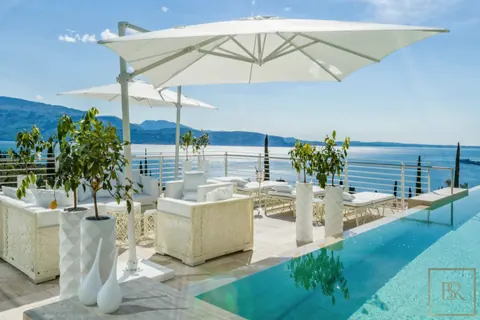 High-end Villa 5-Stars Resort unique views of Gardone Riviera town, 4 bedrooms in Lake Garda buy for sale For Super Rich