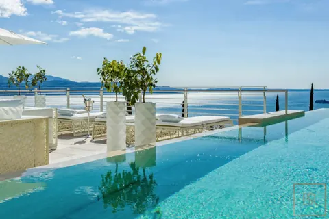 High-end Villa 5-Stars Resort unique views of Gardone Riviera town, 4 bedrooms in Lake Garda search for sale For Super Rich
