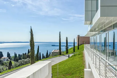High-end Villa 5-Stars Resort unique views of Gardone Riviera town, 4 bedrooms in Lake Garda best for sale For Super Rich