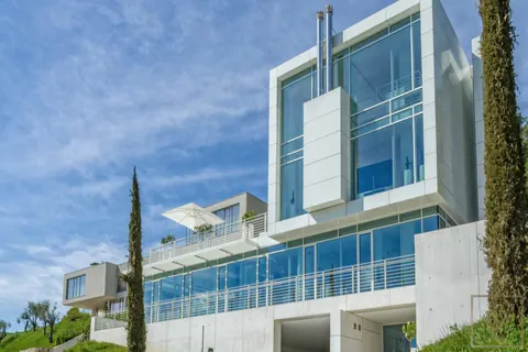 High-end Villa 5-Stars Resort unique views of Gardone Riviera town, 4 bedrooms in Lake Garda price for sale For Super Rich