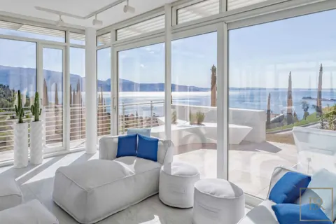 High-end Villa 5-Stars Resort unique views of Gardone Riviera town, 4 bedrooms in Lake Garda Classified ads for sale For Super Rich