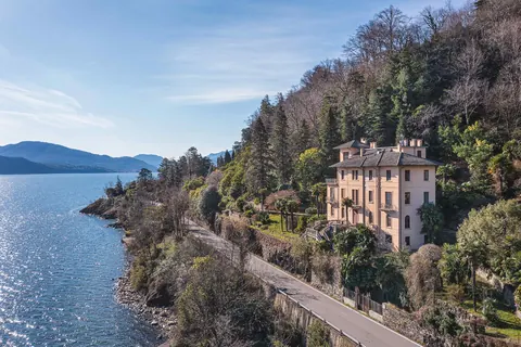 Premium Villa breathtaking views of the Lombard shore Terrace overlooking the lake, 12 bedrooms in Oggebbio available for sale For Super Rich