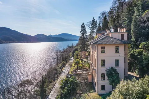 Premium Villa breathtaking views of the Lombard shore Terrace overlooking the lake, 12 bedrooms in Oggebbio Used for sale For Super Rich