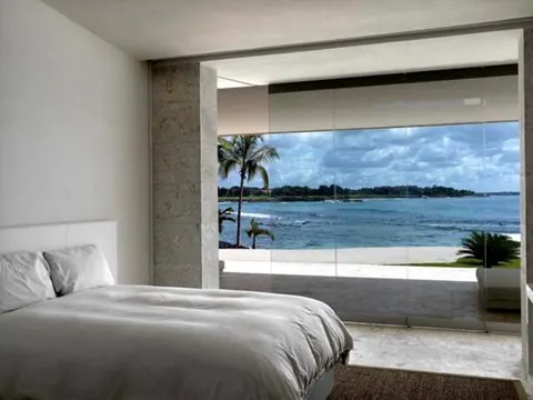 Luxury Villa Seafront & Private beach Salt water infinity pool & jacuzzi, 6 bedrooms in Casa de Campo best for sale For Super Rich