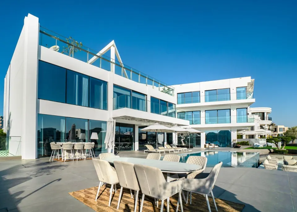 ultra modern Villa Beach Front private infinity pool and spectacular sea views, 7 bedrooms in Palm Jumeirah, Dubai for sale For Super Rich ultra modern Villa Beach Front private infinity pool and spectacular sea views, 7 bedrooms in Palm Jumeirah, Dubai for sale For Super Rich