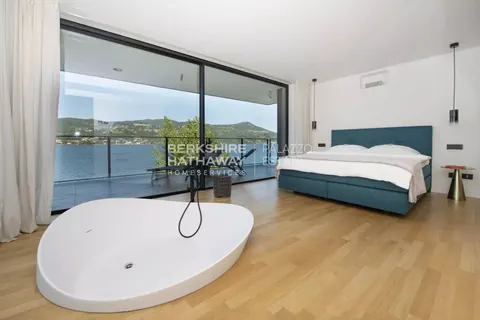 Luxury Villa front lake  swimming pool, wellness and fitness area, 6 bedrooms in Angera - Lake Maggiore top for sale For Super Rich