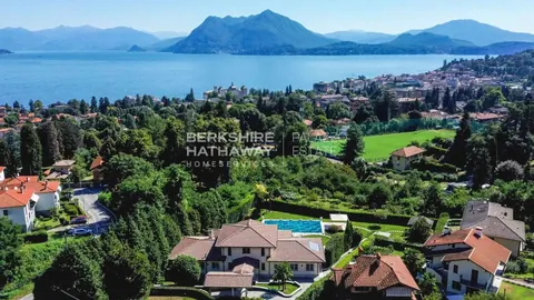 Luxury Villa, heated swimming pool , 6 bedrooms in Stresa