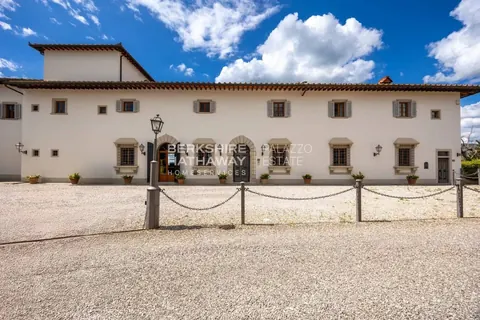 Country Villa Panoramic View of the surrounding valley, 9 bedrooms in Florence available for sale For Super Rich