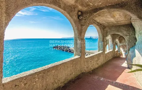 Luxury Villa Beach Front Sea View, 6 bedrooms in Albissola Marina