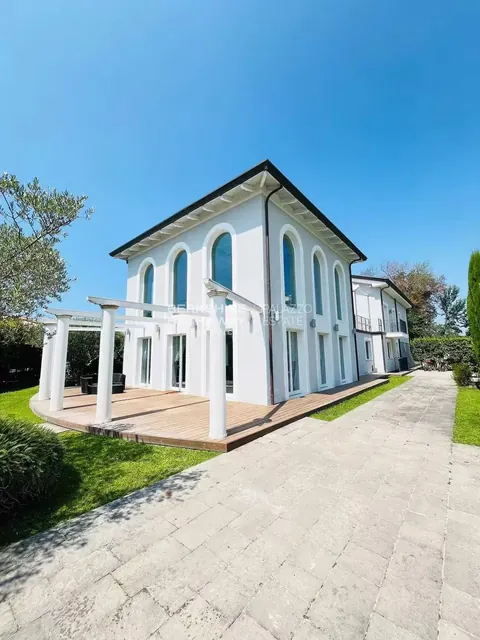 Architectural Villa Swimming pool, Spa, Sauna, whirlpool , 5 bedrooms in Forte dei Marmi search for sale For Super Rich