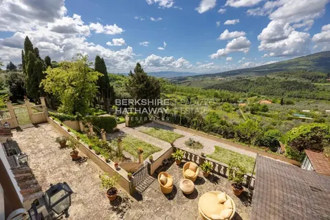 Country Villa Panoramic View of the surrounding valley, 9 bedrooms in Florence Classified ads for sale For Super Rich