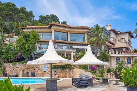 Luxury Villa Beach Front with unrivalled views, 7 bedrooms in Mallorca luxury for sale For Super Rich