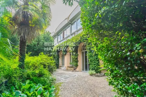 Century Castle Panoramic View of the lake, 27 bedrooms in Lesa - Lake Maggiore exclusive for sale For Super Rich