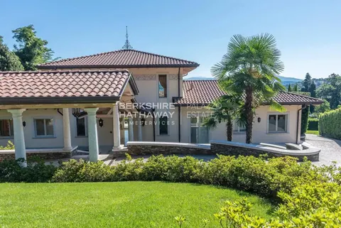 Luxury Villa, heated swimming pool , 6 bedrooms in Stresa price for sale For Super Rich