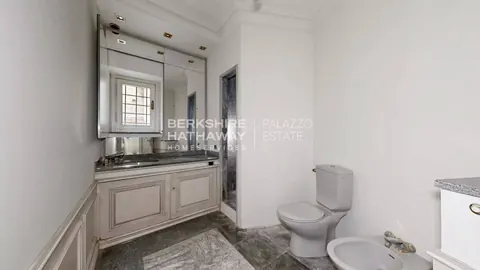 Prestigious Apartment within the charming courtyard, 5 bedrooms in Milan top for sale For Super Rich