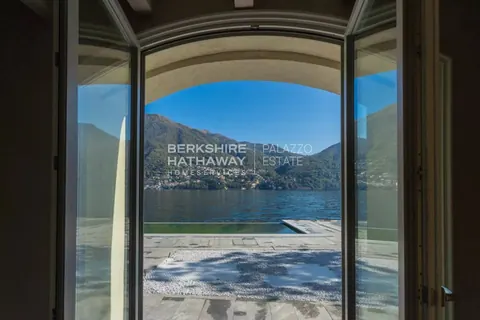 Renovated historic Villa Lake View with private dock and pool, 5 bedrooms in Lake Como luxury for sale For Super Rich