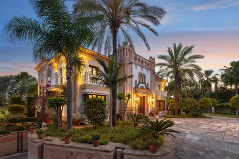 Luxury Villa Andalucia in gated community Home cinema, pool, several bedrooms in Marbella Used for sale For Super Rich