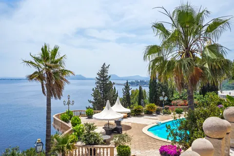 Luxury Villa Beach Front with unrivalled views, 7 bedrooms in Mallorca top for sale For Super Rich