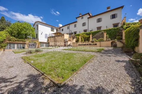 Country Villa Panoramic View of the surrounding valley, 9 bedrooms in Florence value for sale For Super Rich