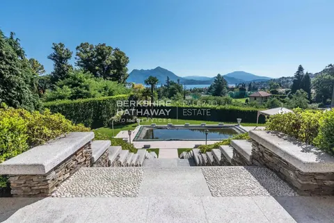 Luxury Villa, heated swimming pool , 6 bedrooms in Stresa buy for sale For Super Rich