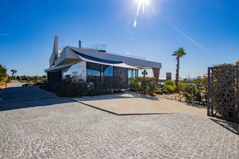 Architectural Villa Fantastic views facing the sea, 4 bedrooms in Faro - Lagoa - Algarve available for sale For Super Rich