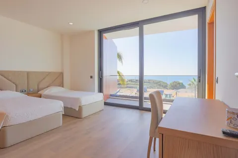Architectural Villa Fantastic views facing the sea, 4 bedrooms in Faro - Lagoa - Algarve unique for sale For Super Rich