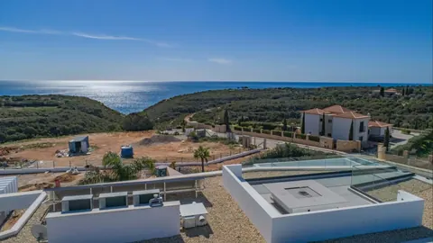 Architectural Villa Fantastic views facing the sea, 4 bedrooms in Faro - Lagoa - Algarve search for sale For Super Rich