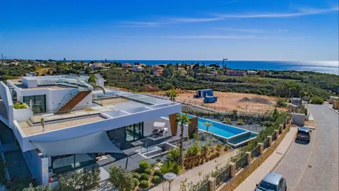 Architectural Villa Fantastic views facing the sea, 4 bedrooms in Faro - Lagoa - Algarve property for sale For Super Rich