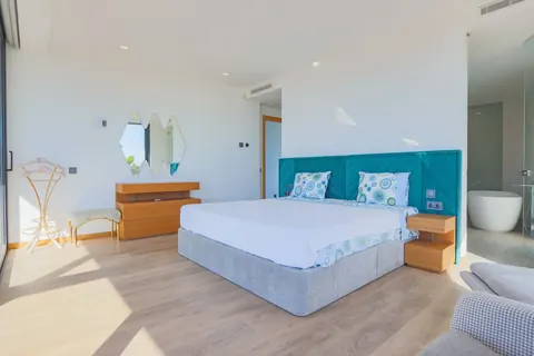 Architectural Villa Fantastic views facing the sea, 4 bedrooms in Faro - Lagoa - Algarve properties for sale For Super Rich