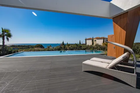 Architectural Villa Fantastic views facing the sea, 4 bedrooms in Faro - Lagoa - Algarve value for sale For Super Rich