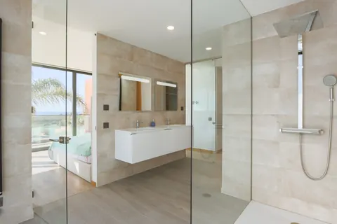 Architectural Villa Fantastic views facing the sea, 4 bedrooms in Faro - Lagoa - Algarve expensive for sale For Super Rich