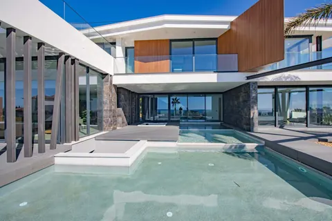 Architectural Villa Fantastic views facing the sea, 4 bedrooms in Faro - Lagoa - Algarve deal for sale For Super Rich