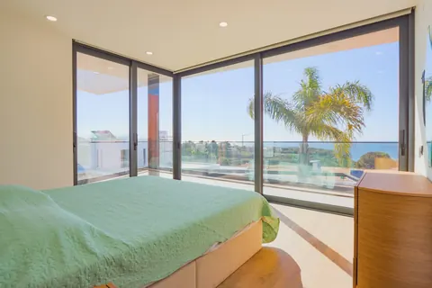 Architectural Villa Fantastic views facing the sea, 4 bedrooms in Faro - Lagoa - Algarve ads for sale For Super Rich