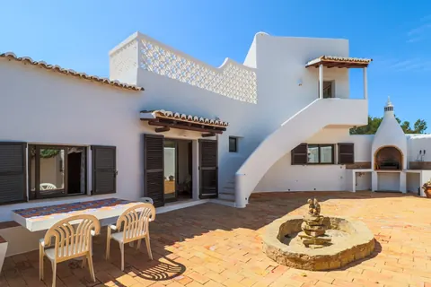 Premium House Seaside atop the cliffs, 5 bedrooms in Algarve deal for sale For Super Rich