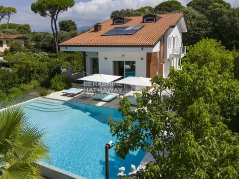 Modern Villa Marina di Pietrasanta Swimming pool, SPA, 6 bedrooms in Pietrasanta available for sale For Super Rich