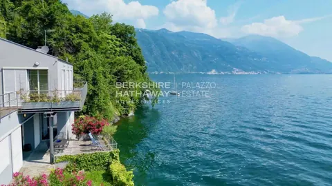 Elegant Villa Lake View directly on the shores, 5 bedrooms in Brienno - Lake Como Used for sale For Super Rich
