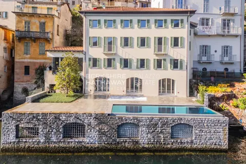 Renovated historic Villa Lake View with private dock and pool, 5 bedrooms in Lake Como ILO3015 for sale For Super Rich