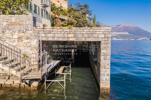 Renovated historic Villa Lake View with private dock and pool, 5 bedrooms in Lake Como ultra luxury for sale For Super Rich