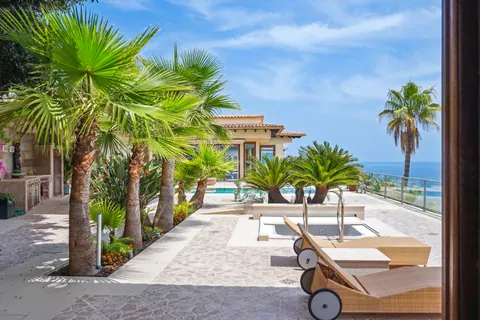 Luxury Villa Beach Front with unrivalled views, 7 bedrooms in Mallorca exclusive for sale For Super Rich