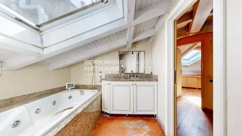 Prestigious Apartment within the charming courtyard, 5 bedrooms in Milan luxury for sale For Super Rich