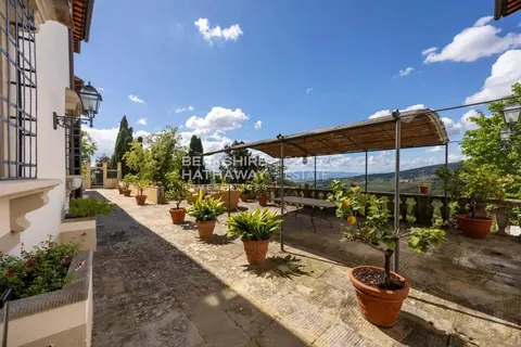 Country Villa Panoramic View of the surrounding valley, 9 bedrooms in Florence ito3005 for sale For Super Rich