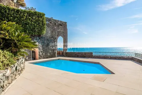 Luxury Villa Beach Front Sea View, 6 bedrooms in Albissola Marina ILI1566 for sale For Super Rich