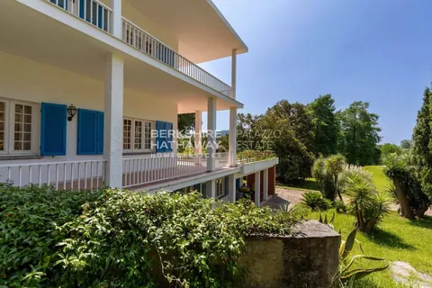 Colonial-style House Panoramic View 10-hectare park, 6 bedrooms in Massarosa luxury for sale For Super Rich